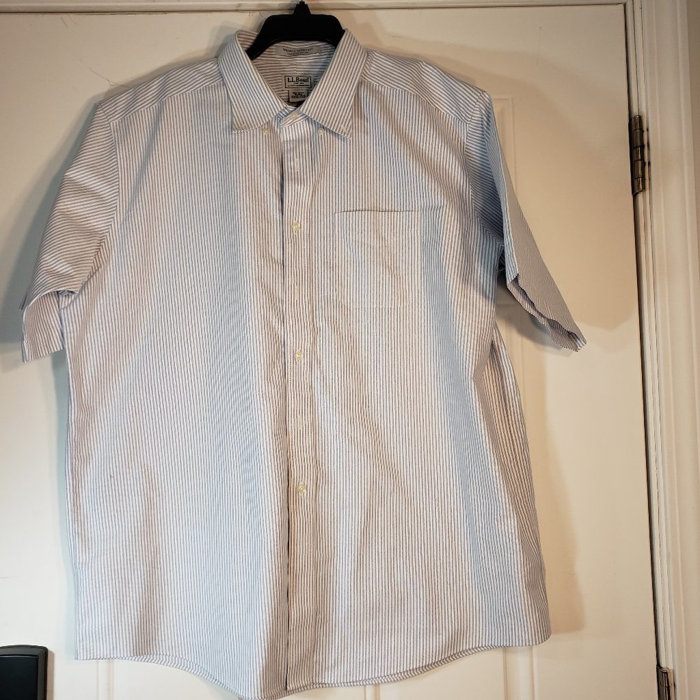 . LLBEAN WRINKLE RESISTANT FRADITIONAL FIT 1OO% COTTON BLUE / WHITE STRIPED SHOR